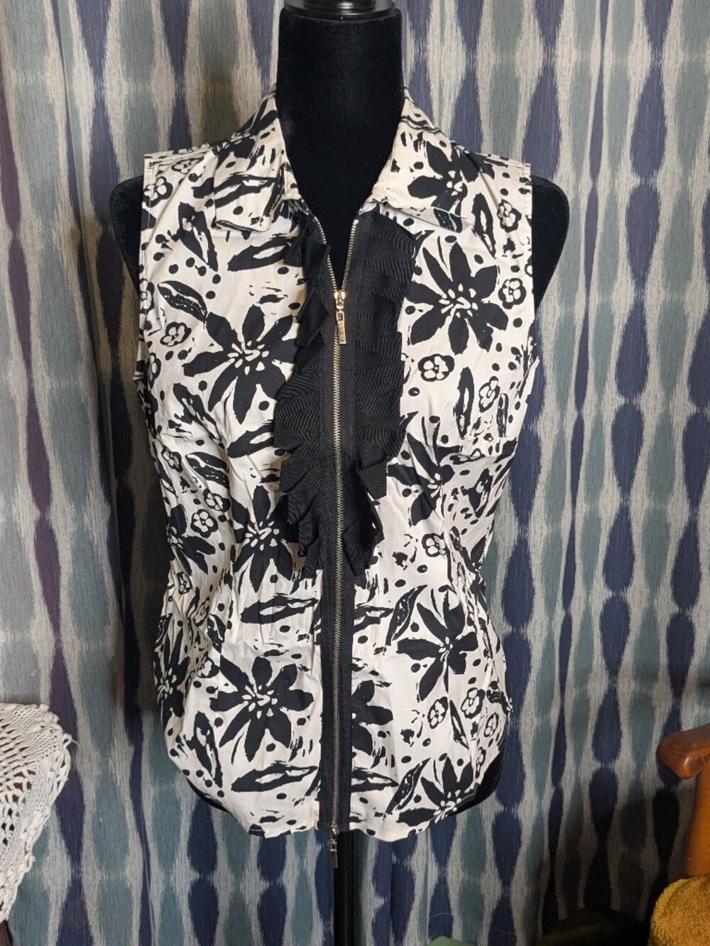 Alfani Petite Floral Zip Front Sleeveless Top Size 10P Black White